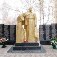 Уборка около памятника воинам, павшим в Великой Отечественной войне